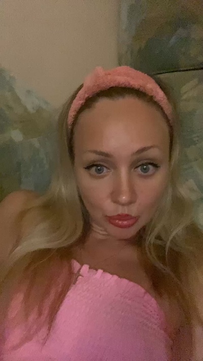 EmillyaW live from Netherlands
