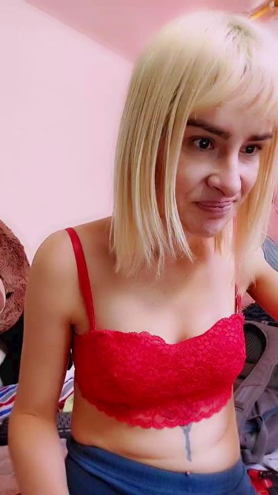 Youlittlestar28 live from Canada