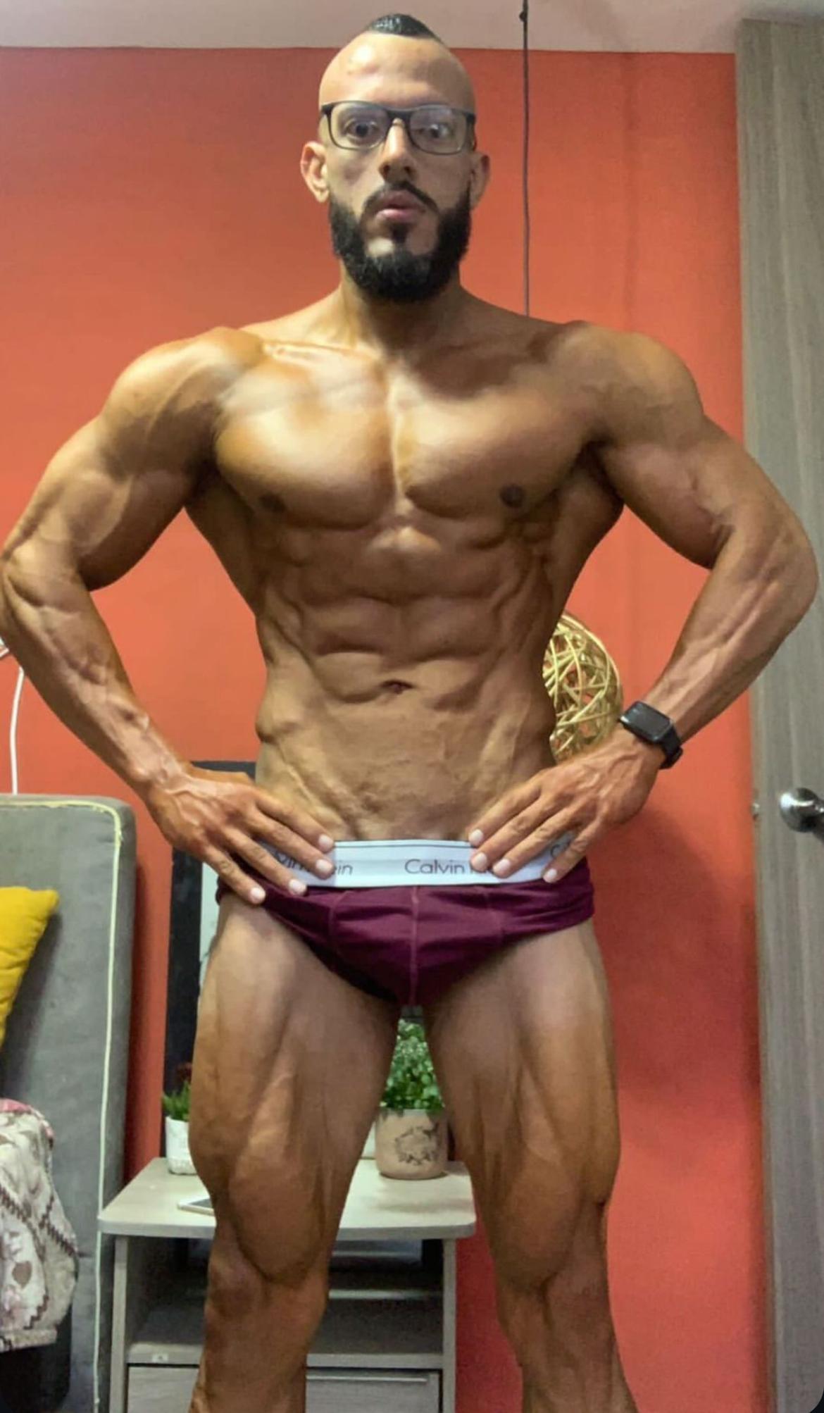 karymmusclets30 live from Colombia
