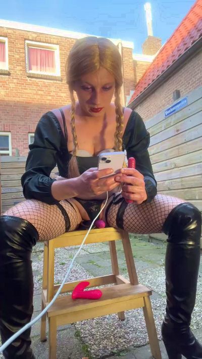 xx19hornyxx live from Netherlands